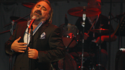 Ünlü sanatçı Volkan Konak, Kuzey Kıbrıs’ta verdiği konser sırasında aniden