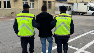 Uşak İl Jandarma Komutanlığı, aranan şahıslara yönelik yaptığı operasyonda 22