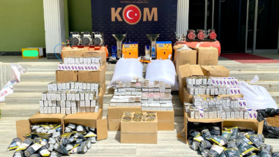 Uşak'ta düzenlenen 5 ayrı kaçakçılık operasyonunda binlerce makaron ve yüzlerce