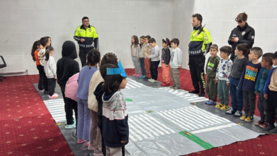 Uşak’ın Eşme ilçesinde, Polis Haftası etkinlikleri kapsamında anaokulu öğrencilerine trafik