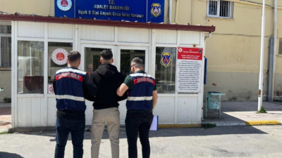 Uşak’ta Jandarma tarafından düzenlenen operasyonda, aralarında kesinleşmiş hapis cezası bulunanların