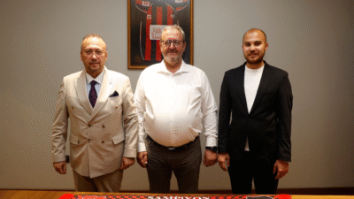 Uşakspor Kulübü Başkanı Doğukan Kurnaz, kamu görevinden dolayı görevini Özhan