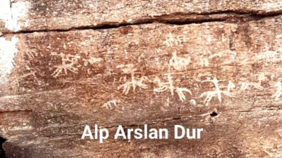 Uşak’ın Eşme ilçesi yakınlarında, avcı figürleri ve köpek tasviri içeren