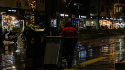 Uşak’ta yağmur sonrası gece saatlerinde çekilen fotoğraflar, sokakların sakin atmosferini,