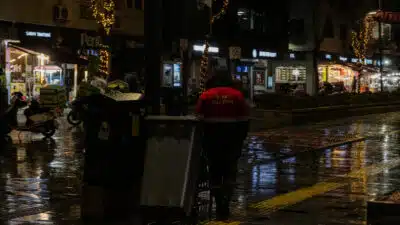 Uşak’ta yağmur sonrası gece saatlerinde çekilen fotoğraflar, sokakların sakin atmosferini,