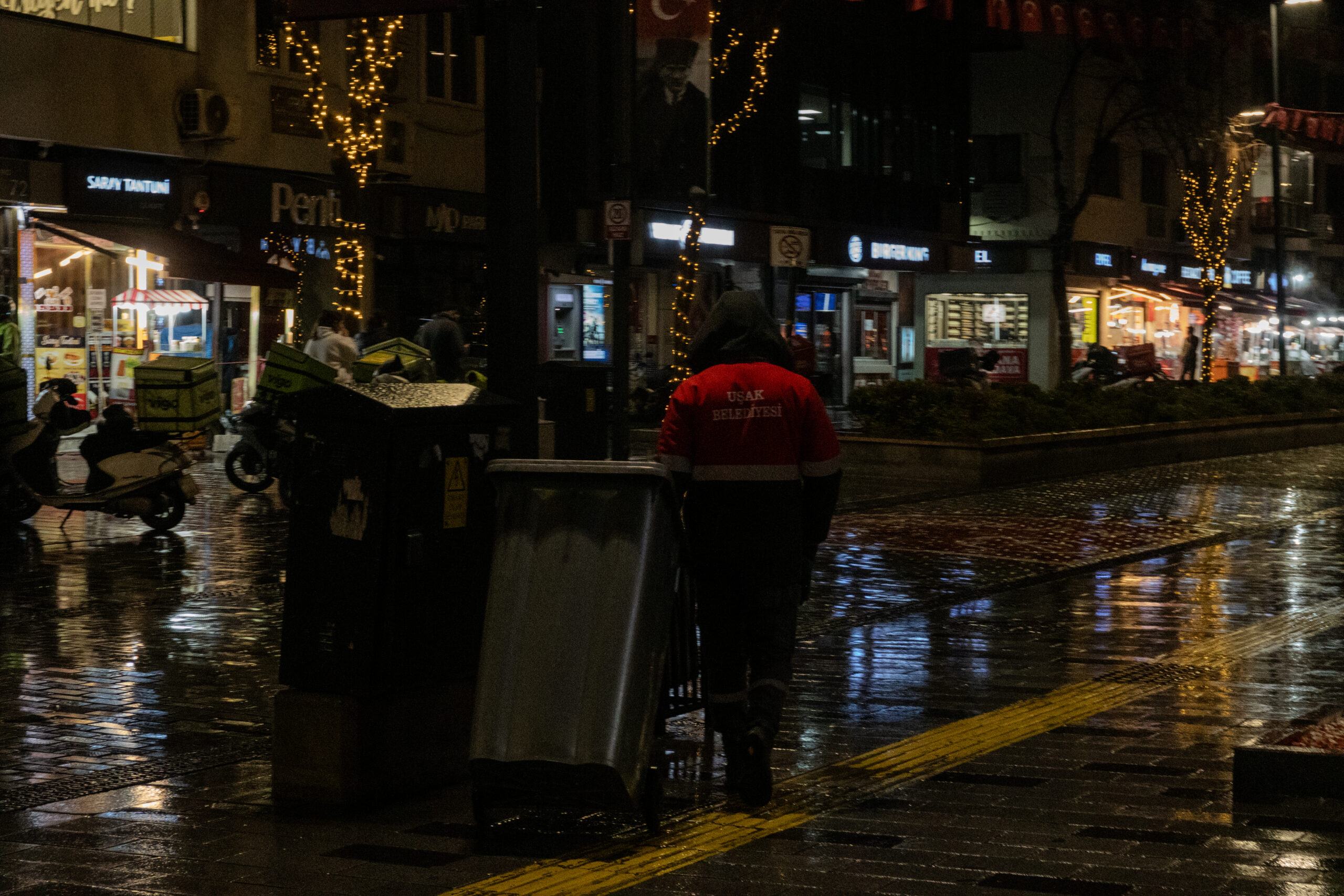 Yağmurda çalışan bir belediye personeli