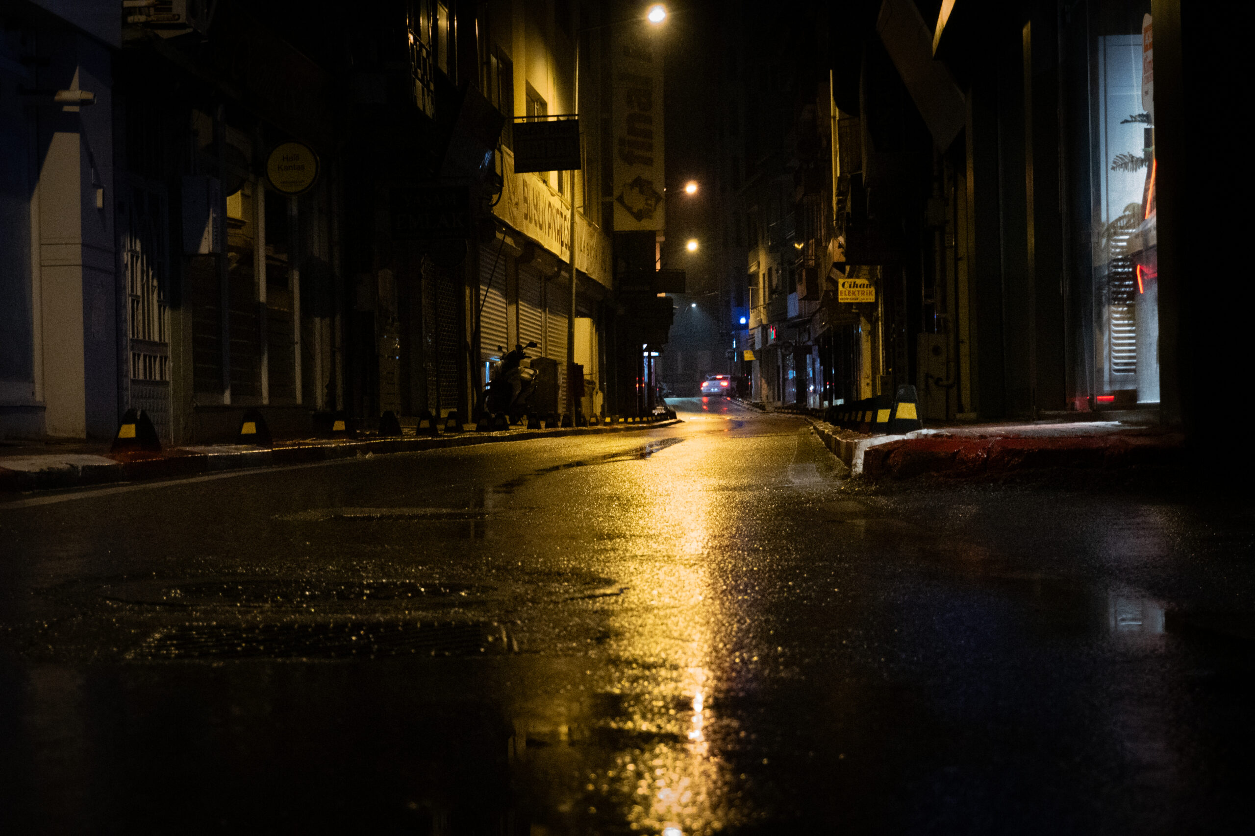 Asfalt ile suyun birleşimi bu görüntüyü oluşturdu