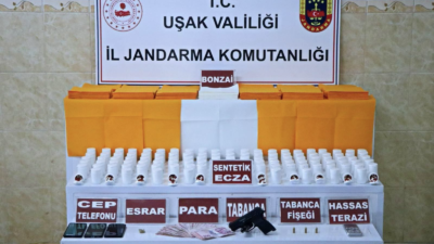 Uşak’ta jandarma ekiplerince gerçekleştirilen operasyonda çok sayıda uyuşturucu madde, silah