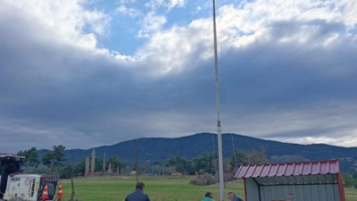 Denizli’nin Buldan ilçesinde bir tepeye Türk bayrağı dikmek isteyen vatandaş,