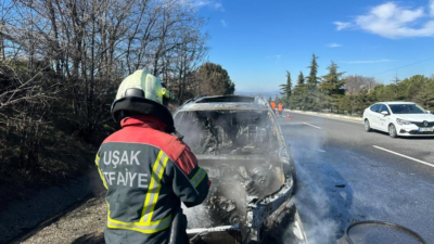 Uşak’ta arızalanan bir cip emniyet şeridine çekildikten sonra çıkan yangında
