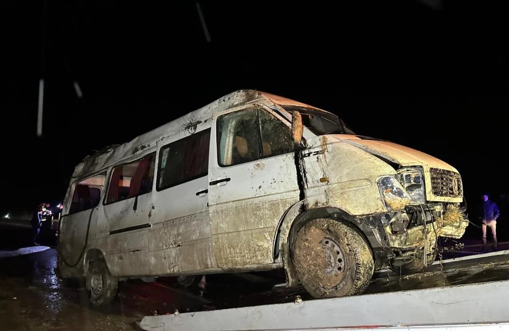 Uşak-Ulubey karayolunda işçi servisinin şarampole devrilmesi sonucu 17 kişi yaralandı.