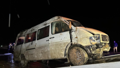 Uşak-Ulubey karayolunda işçi servisinin şarampole devrilmesi sonucu 17 kişi yaralandı.