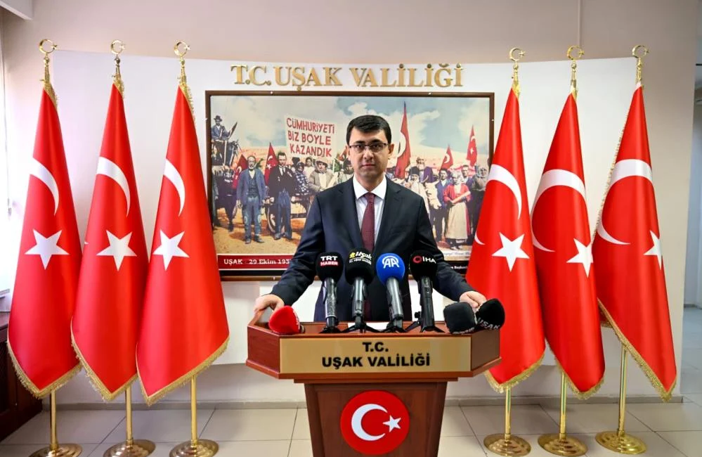 Uşak Valiliğine atanan Serdar Kartal için valilik binasında karşılama töreni