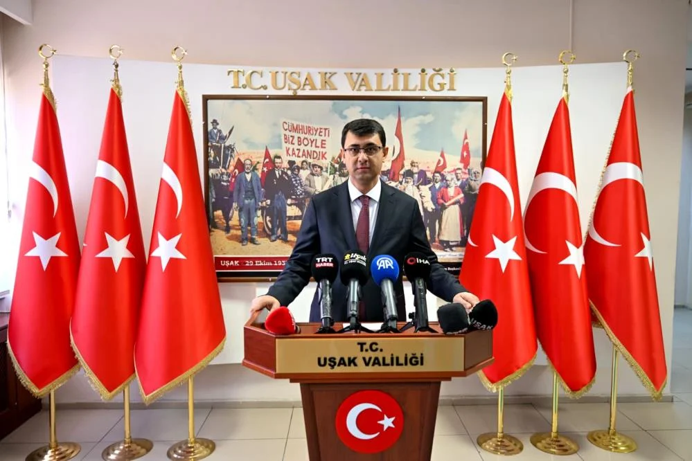 Uşak Valiliğine atanan Serdar Kartal için valilik binasında karşılama töreni