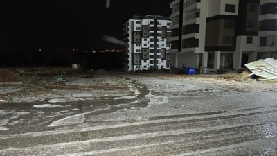 Uşak’ta akşam saatlerinde etkili olan sağanak yağışın ardından başlayan dolu