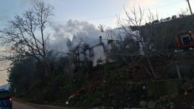 Muğla’nın Menteşe ilçesinde çıkan yangında bir müstakil ev tamamen yanarak