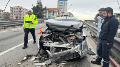 Uşak’ta köprü üzerinde meydana gelen zincirleme trafik kazasında 3 otomobil