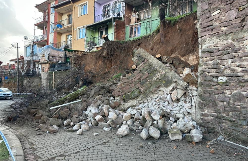 Uşak’ta etkili olan yağışlar sonrası istinat duvarı çökmesi ve toprak