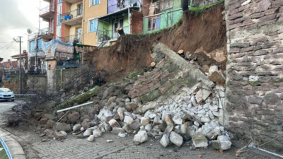 Uşak’ta etkili olan yağışlar sonrası istinat duvarı çökmesi ve toprak