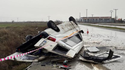 Denizli-Uşak karayolunda yağış sonrası kayganlaşan yolda kontrolden çıkan transit araç