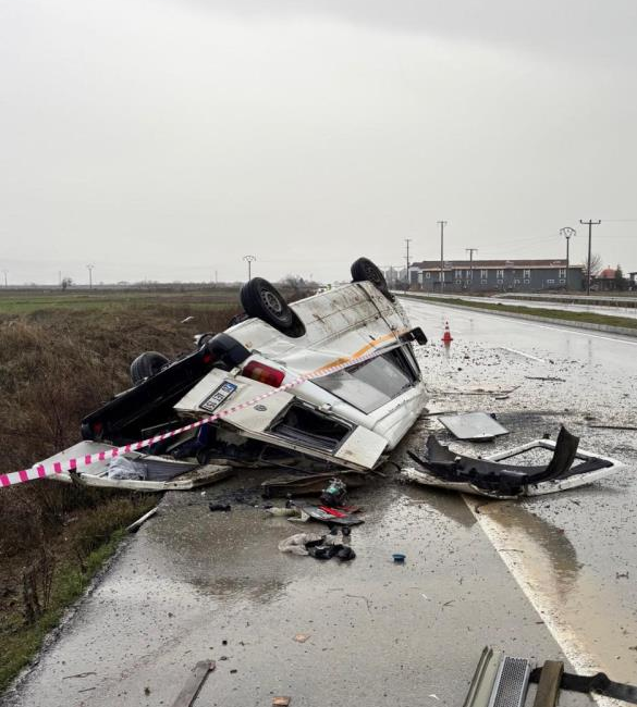 Denizli-Uşak karayolunda yağış sonrası kayganlaşan yolda kontrolden çıkan transit araç