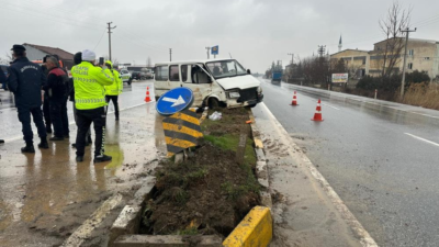 Uşak’ta Afyonkarahisar-Uşak karayolunda panelvan aracın refüje çarpıp karşı şeride geçmesi