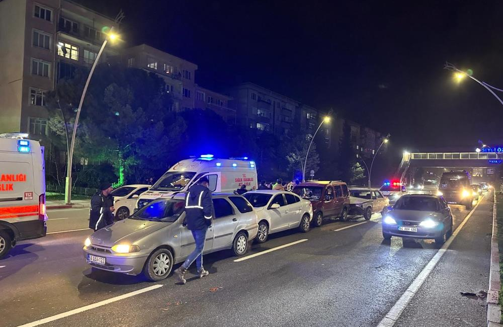 Uşak Durak Mahallesi Gazi Bulvarı’nda meydana gelen 4 araçlı zincirleme