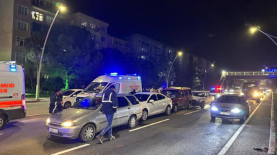 Uşak Durak Mahallesi Gazi Bulvarı’nda meydana gelen 4 araçlı zincirleme