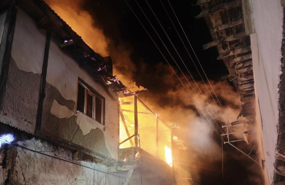 Uşak’ın Banaz ilçesinde iki katlı bir evde çıkan yangın itfaiye