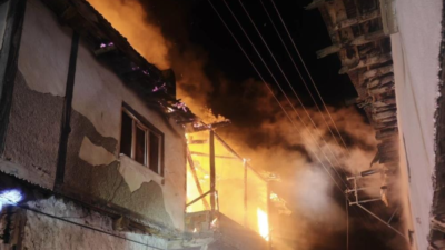 Uşak’ın Banaz ilçesinde iki katlı bir evde çıkan yangın itfaiye